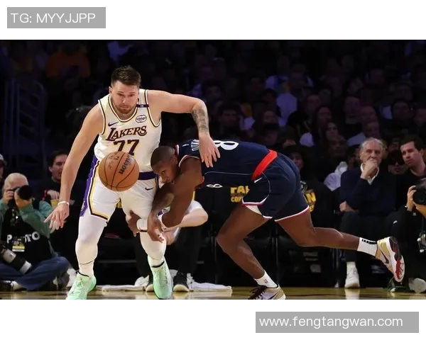 湖人队与黄蜂队激战正酣赛场精彩瞬间回顾与分析